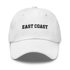 Gorra de béisbol universitaria bordada de la Costa Este con letras universitarias, ideal para viajes, vacaciones de verano en la playa, día en barco, estética costera.