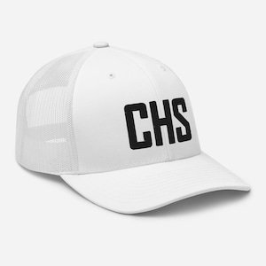 Puede incluir: Gorra de camionero blanca con una malla negra en la parte posterior y un logotipo "CHS" negro en la parte delantera.