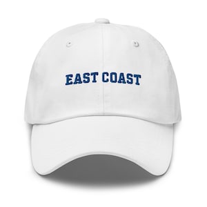 Gorra de béisbol universitaria bordada de la Costa Este con letras universitarias, ideal para viajes, vacaciones de verano en la playa, día en barco, estética costera.