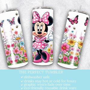 Puede incluir: Un vaso blanco con un dise&ntilde;o floral y una imagen de dibujos animados de Minnie Mouse con un vestido rosa y un lazo rojo. El vaso es apto para lavavajillas y mantiene las bebidas calientes o fr&iacute;as durante horas.