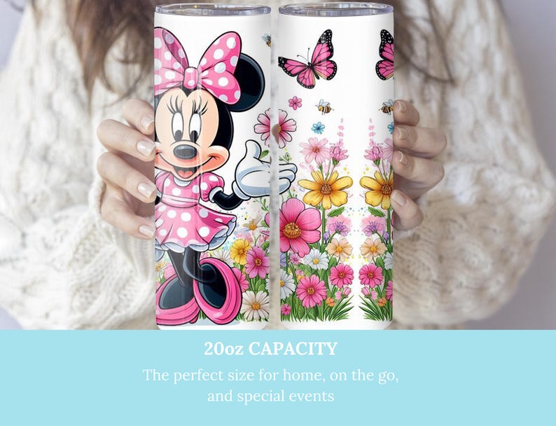 Puede incluir: Un vaso blanco de 20 oz con un dise&ntilde;o floral rosa y blanco. El vaso presenta una imagen de dibujos animados de Minnie Mouse con un vestido de lunares rosas y un lazo rosa. El texto "20oz CAPACITY" est&aacute; impreso en el vaso.