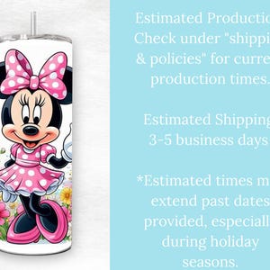 Puede incluir: Un vaso blanco con un dise&ntilde;o de lunares rosa y blanco que presenta una imagen de dibujos animados de Minnie Mouse con un vestido rosa y un lazo rosa. El vaso tiene una pajita.