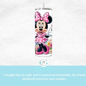 Puede incluir: Un vaso blanco con un dise&ntilde;o de lunares rosa y blanco con una imagen de dibujos animados de Minnie Mouse. El vaso tiene una pajita y una tapa.