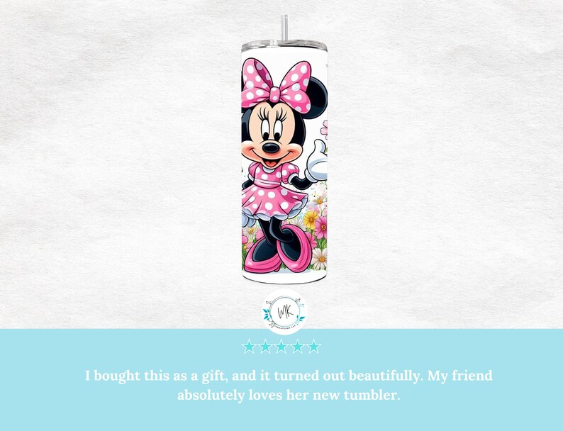 Puede incluir: Un vaso blanco con un dise&ntilde;o de lunares rosa y blanco con una imagen de dibujos animados de Minnie Mouse. El vaso tiene una pajita y una tapa.