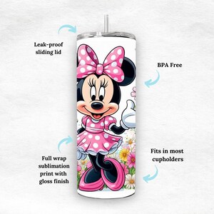 Puede incluir: Un vaso de acero inoxidable blanco con una impresi&oacute;n de sublimaci&oacute;n de envoltura completa de un personaje de dibujos animados con un vestido rosa de lunares y un lazo. El vaso tiene una tapa deslizante a prueba de fugas y cabe en la mayor&iacute;a de los portavasos. Libre de BPA.