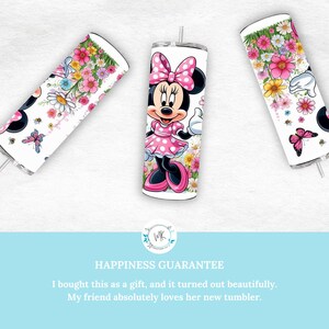 Puede incluir: Un vaso blanco con un dise&ntilde;o de Minnie Mouse rosa y negro y detalles florales. El vaso tiene una pajita y una tapa.