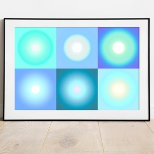 Op de afbeelding: Een ingelijste abstracte kunstprint met zes vierkanten, elk met een andere tint blauw en groen met een witte cirkel in het midden.