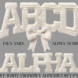 Op de afbeelding: Off-white gehaakte alfabetletters en een strik, met de tekst "FAUX YARN" en "ALPHA+NUMBS". De letters zijn in een schreefletter. De onderkant van de afbeelding luidt "OFF WHITE VROOCHET ALPHABET SET PNG".