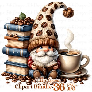 Puede incluir: Un gnomo con un gorro de punto marrón y blanco con un patrón de granos de café se sienta con un libro en la mano. El gnomo está rodeado de granos de café y una taza de café humeante en un platillo.
