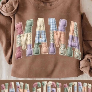 Könnte beinhalten: Ein braunes Sweatshirt mit dem Wort "MAMA" auf der Vorderseite. Die Buchstaben bestehen aus Patchwork-Stoff in verschiedenen Farben und Mustern, darunter Blumenmuster, Vichy-Karo und unifarben. Am unteren Bildrand stehen die Worte "NANA GIGI MIMI" in ähnlichem Stil.