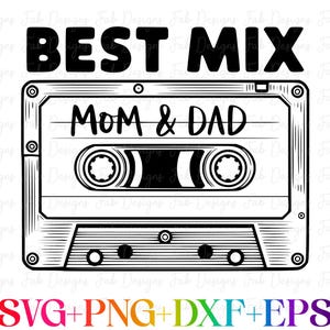 Puede incluir: Ilustración en blanco y negro de una cinta de casete con el texto "BEST MIX" arriba y "MOM & DAD" dentro de la cinta. El texto "SVG+PNG+DXF+EPS" está debajo de la cinta de casete.