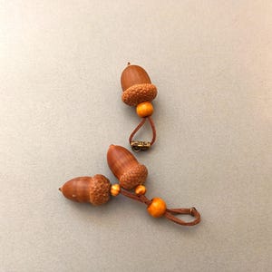 2er Set Eichel Taschenanhänger – Handgemacht aus Waldfunden – Individuelle Auswahl – Lederband & Holzdetail