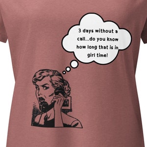 Könnte beinhalten: Ein pinkfarbenes T-Shirt mit V-Ausschnitt mit einer Schwarzweißillustration einer Frau am Telefon. Die Frau denkt in einer Gedankenblase, die sagt: "3 Tage ohne Anruf... weißt du, wie lange das in Mädchenzeit ist!"