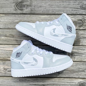 Azul cielo Jordan 1 mid's | Etsy México