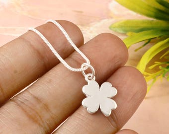Collier pendentif trèfle 4 feuilles, collier quatre feuilles, collier à breloques trèfle porte-bonheur, pendentif fleur, cadeau collier floral délicat