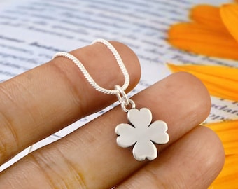 Collier pendentif trèfle 4 feuilles, collier quatre feuilles, collier à breloques trèfle porte-bonheur, pendentif fleur, cadeau collier floral délicat