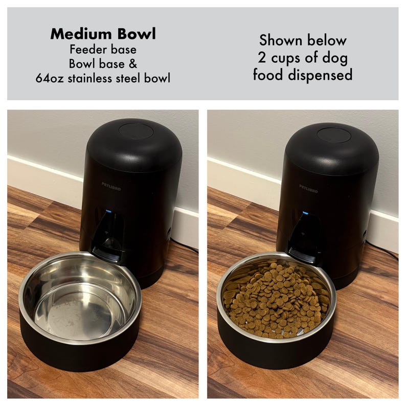 Op de afbeelding: Zwarte automatische voerbak voor huisdieren met een roestvrijstalen kom. De tekst op de afbeelding luidt "Medium Bowl, Feeder base, Bowl base & 64oz stainless steel bowl". De kom wordt leeg en gevuld met hondenvoer getoond. De tekst op de afbeelding luidt "Shown below 2 cups of dog food dispensed".