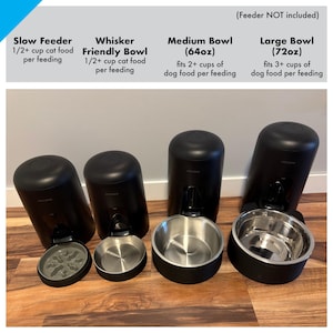 Op de afbeelding: Zwarte voerbakken voor huisdieren met roestvrijstalen inzetstukken. De kommen zijn gelabeld met "Slow Feeder", "Whisker Friendly Bowl", "Medium Bowl" en "Large Bowl". De tekst geeft aan dat de kommen voor katten- en hondenvoer zijn.