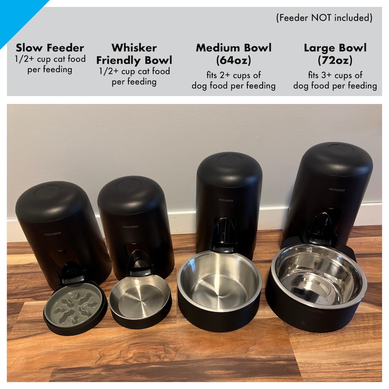 Op de afbeelding: Zwarte voerbakken voor huisdieren met roestvrijstalen inzetstukken. De kommen zijn gelabeld met "Slow Feeder", "Whisker Friendly Bowl", "Medium Bowl" en "Large Bowl". De tekst geeft aan dat de kommen voor katten- en hondenvoer zijn.