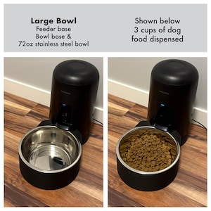 Op de afbeelding: Zwarte automatische voerbak voor huisdieren met een roestvrijstalen kom. De voerbak geeft 3 kopjes hondenvoer af. De kom is 2,13 liter. De tekst op de afbeelding luidt "Large Bowl, Feeder base, Bowl base & 72oz stainless steel bowl".