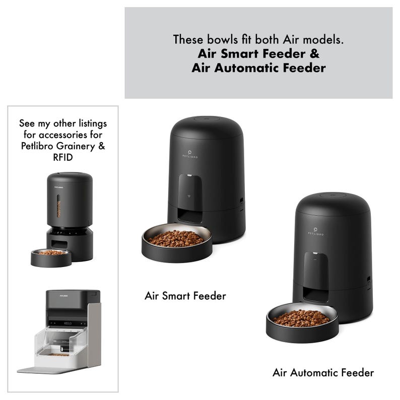 Op de afbeelding: Zwarte voerautomaten voor huisdieren met roestvrijstalen kommen gevuld met dierenvoeding. De afbeelding bevat de tekst "Air Smart Feeder" en "Air Automatic Feeder". De tekst bovenaan luidt "Deze kommen passen op beide Air-modellen."