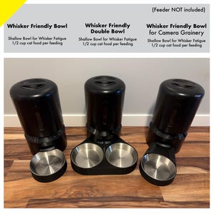 Könnte beinhalten: Schwarze automatische Futterautomaten für Haustiere mit Edelstahlnäpfen. Der Text auf dem Bild lautet "Whisker Friendly Bowl" und "Whisker Friendly Double Bowl". Jeder Futterautomat gibt 1/2 Tasse Katzenfutter pro Fütterung aus.