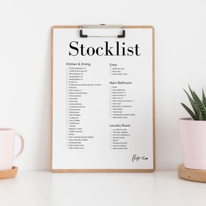 Op de afbeelding: Een checklist op een clipboard met de titel "Stocklist" en categorie&euml;n voor Keuken & Eten, Entree, Hoofd Badkamer en Wasruimte. De checklist bevat items zoals drinkglazen, koffiekopjes, handdoeken, zeep en waspoeder.