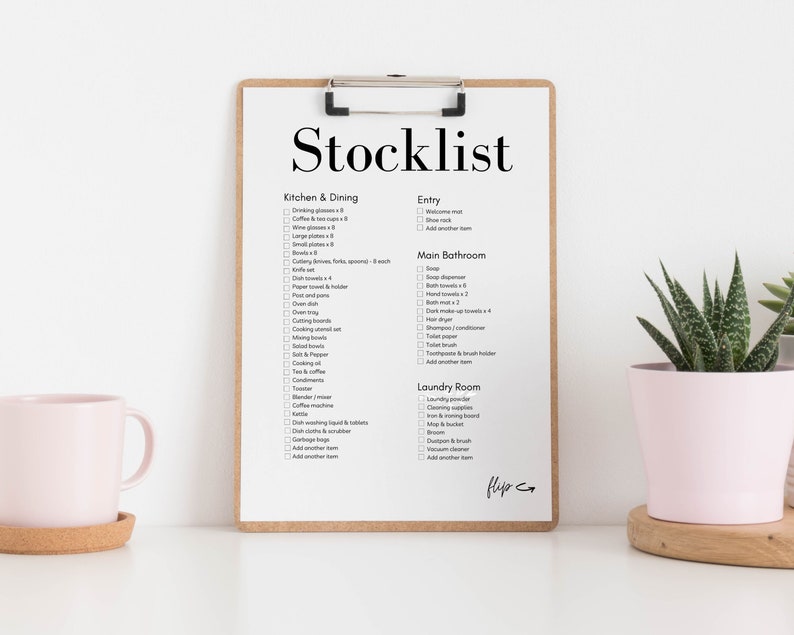 Op de afbeelding: Een checklist op een clipboard met de titel "Stocklist" en categorie&euml;n voor Keuken & Eten, Entree, Hoofd Badkamer en Wasruimte. De checklist bevat items zoals drinkglazen, koffiekopjes, handdoeken, zeep en waspoeder.