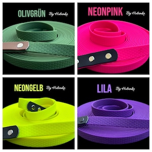 Può includere: Quattro immagini vibranti che mostrano cinghie colorate arrotolate con dettagli in pelle. I colori includono verde oliva, rosa neon, giallo neon e viola. Ogni cinturino ha una superficie strutturata ed è etichettato con un nome di colore e il marchio.