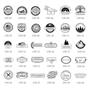 Puede incluir: Colección de 30 logotipos de carpintería en blanco y negro. Los diseños incluyen sierras, árboles y engranajes, con texto como "Handcrafted by Christopher". Cada logotipo es un diseño único.