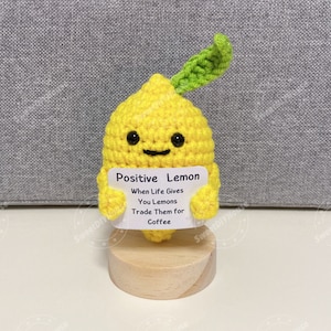 Citron positif tenant une carte d'affirmation, venez me chercher, déco de table basse, fruits mignons faits main, cadeau d'anniversaire unique, copain de bureau de soutien émotionnel