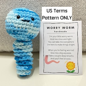 Patroon zorgworm met kaart, Amerikaanse voorwaarden, bont gebreid squishy speelgoed Cadeau-ideeën, comfort pluche voor kinderen, gevulde fidget zorgenbal