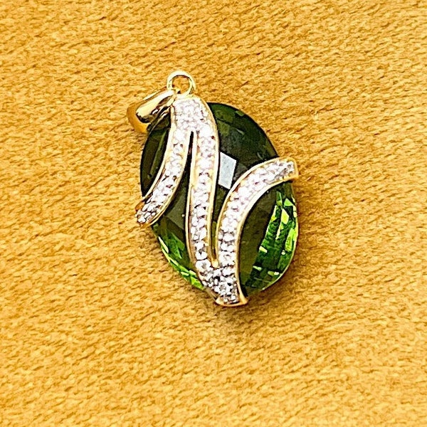 Vintage 18ct Gold Green Paste and Diamond Pendant