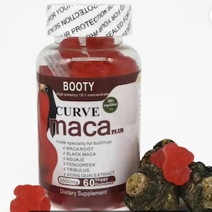 Puede incluir: Una botella de plástico transparente de gomitas de suplemento dietético "Curve Maca Plus". La botella tiene una etiqueta blanca y marrón con texto que incluye "Booty" y "3000mg 60 Gummies". Varias gomitas rojas y trozos marrones oscuros están al lado.
