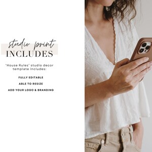 Op de afbeelding: Een persoon houdt een bruine smartphone vast in een bruine hoes. De afbeelding bevat de tekst "studio print INCLUDES" en details over de studio decor template, waaronder "FULLY EDITABLE", "ABLE TO RESIZE" en "ADD YOUR LOGO & BRANDING".