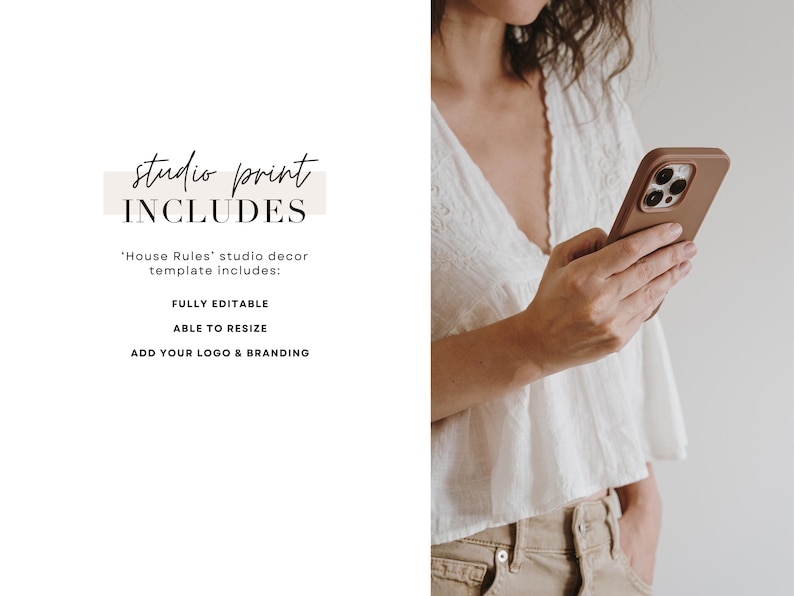 Op de afbeelding: Een persoon houdt een bruine smartphone vast in een bruine hoes. De afbeelding bevat de tekst "studio print INCLUDES" en details over de studio decor template, waaronder "FULLY EDITABLE", "ABLE TO RESIZE" en "ADD YOUR LOGO & BRANDING".
