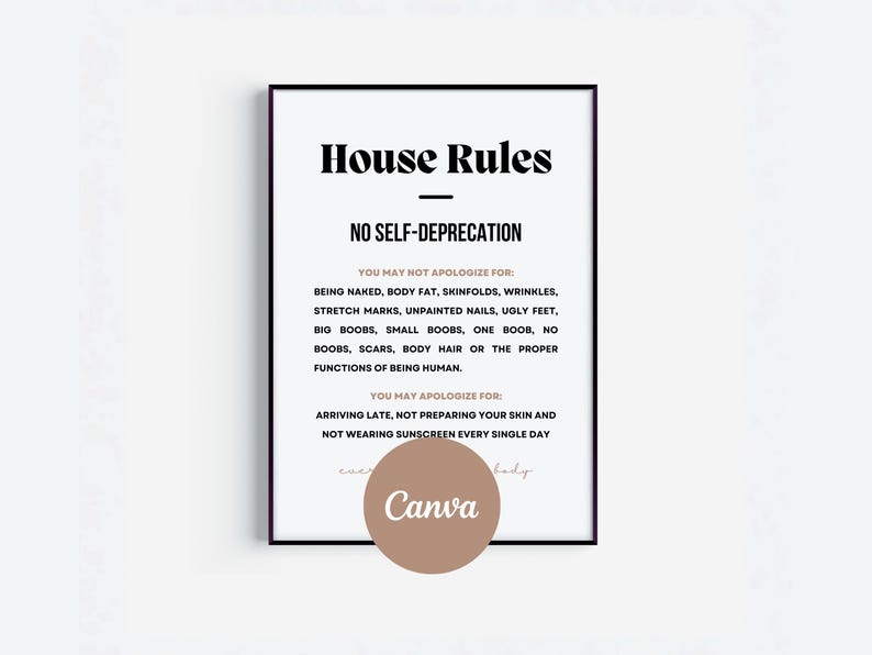 Op de afbeelding: Een ingelijste print met de tekst "House Rules" en "No Self-Deprecation" in zwarte letters. De print geeft dingen weer waarvoor je je niet moet verontschuldigen, inclusief lichaamskenmerken, en dingen waarvoor je je wel moet verontschuldigen, zoals te laat komen. Een bruine cirkel met het woord "Canva" staat onderaan.