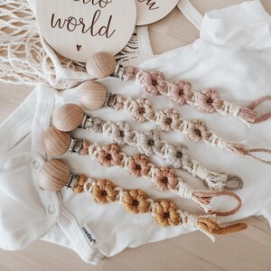 Macrame daisy pacifier clip, boho clip, newborn gift, baby shower gift, baby essentials, handmade, daisy flower clip