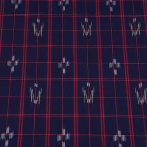 Pode incluir: Tecido azul marinho com um padrão xadrez vermelho. O tecido tem um padrão repetitivo de formas florais brancas, amarelas e azuis. Adequado para roupas ou decoração de casa.