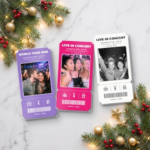 Op de afbeelding: Drie rechthoekige concertticket-souvenirs met aangepaste foto's. Eén paars ticket voor een wereldtournee in 2026, één roze ticket voor een concert in Nashville en één wit ticket voor een concert in Brooklyn, allemaal met barcodes.