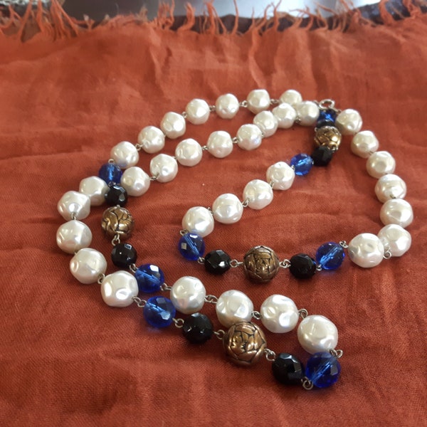 Collier de perles en verre Hippie des années 70, bleu et blanc avec roses en or métallique