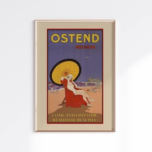 Może przedstawiać: Winietkowy plakat turystyczny reklamujący Ostendę w Belgii. Plakat przedstawia kobietę w czerwonym stroju kąpielowym relaksującą się na leżaku pod żółto-białym parasolem. Tekst na plakacie brzmi: "Ostenda, Belgia, Zapraszamy na nasze piękne plaże."