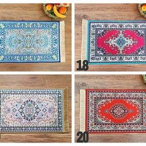 Pode incluir: Quatro pequenos tapetes retangulares com padr&otilde;es intrincados e bordas com franjas. Os tapetes apresentam v&aacute;rios esquemas de cores, incluindo azul, vermelho, rosa e vermelho, cada um com um design de medalh&atilde;o central. Os tapetes s&atilde;o exibidos em uma superf&iacute;cie de madeira.