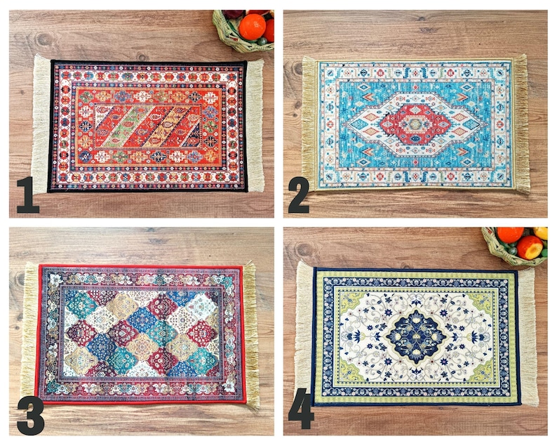 Peut inclure: Quatre tapis &agrave; motifs diff&eacute;rents avec des franges sur les bords. Les tapis sont de couleurs vari&eacute;es, notamment rouge, bleu, vert et blanc. Les tapis sont tous rectangulaires et ont un design similaire.