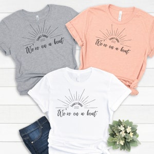 Wir sind auf einem Boot Familienshirts, Familien-Kreuzfahrt-Shirts, passende Familienurlaub-T-Shirts