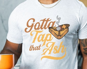 Gotta Tap That Ash, Padre, Regalos de cigarros, Camiseta de hombre, Tema de cigarros, Amante de los cigarros, Regalo de cigarros para hombres, Personalizado, regalos para él, Despedida de soltero,