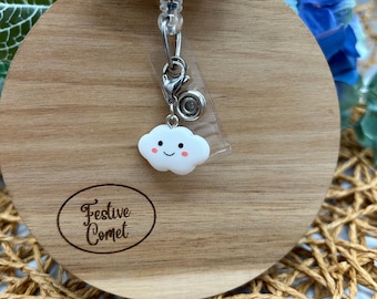 Dije de carrete de insignia con nube blanca sonriente, dije de carrete de insignia "Las lluvias de abril traen flores de mayo", accesorios para carrete de insignia, dije de nube, dije de primavera