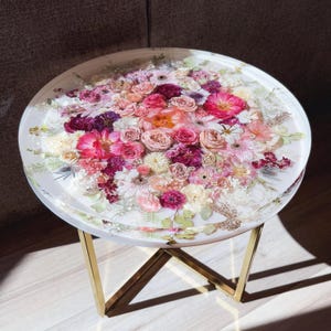 resin table with dried flowers , table with wedding flowers