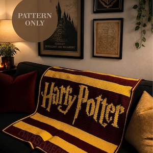 Peut inclure: Une couverture rectangulaire au crochet avec des rayures horizontales bordeaux foncé et jaune vif. Le texte Harry Potter est centré en lettres jaunes au milieu. Une superposition circulaire indique PATTERN ONLY en blanc.