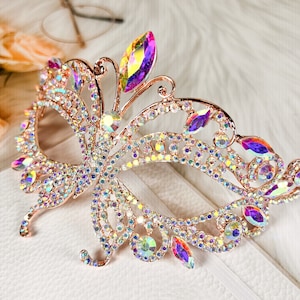 Pu&ograve; includere: Una maschera per gli occhi a forma di farfalla in oro rosa con strass iridescenti. La maschera &egrave; in metallo e ha un design delicato.